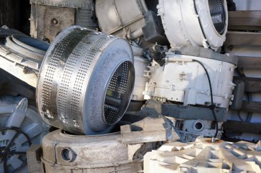 Tamir ve onarım için tasarlanmış eski çamaşır makineleri deposu. Paslanmaz çelik varillere yakın çekim.