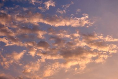 Bulutlu güzel bir sabah gökyüzü. Tasarım için arkaplan veya şablon.