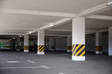 Konut binasında ya da alışveriş merkezinde boş bir park yeri..