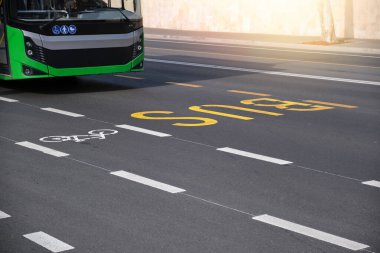 Otobüs yol boyunca işaretlerle seyahat eder. Adanmış otobüs ve bisiklet yolu.