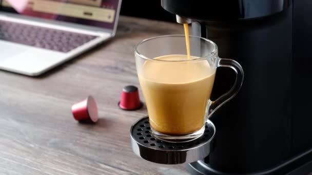 Kávét Egy Üvegpohárba Öntik Egy Kapszula Kávéfőzőbe Háttérben Egy Bekapcsolt — Stock videók