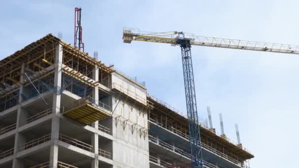 Budowa Nowego Nowoczesnego Kompleksu Mieszkalnego Zbliżenie Pracowników Wylewa Beton — Wideo stockowe
