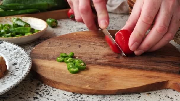 Cocinero Macho Corta Tomates Cherry Maduros Tabla Cortar Madera Para — Vídeos de Stock