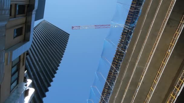 Több Toronyház Építése Városban Lakókomplexum Sűrű Építése Modern Életszínvonalon — Stock videók