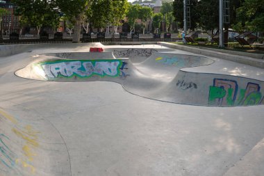 Şehir parkında kaykay ya da paten kaymak için renkli graffitilerle boyanmış boş alan: Tiflis, Georgia - 8 Temmuz 2023.
