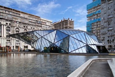 Fast food restoranı Macdonalds rıhtımda fütüristik bir tasarıma sahip, 9 Şerif Khimshiashvili Caddesi,: Batumi, Georgia - 16 Temmuz 2023.
