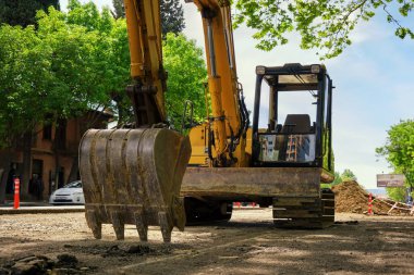 Şehrin caddesinde büyük bir kazıcı duruyor. Metropolün altyapısını iyileştirmek için yapılan hizmetler.