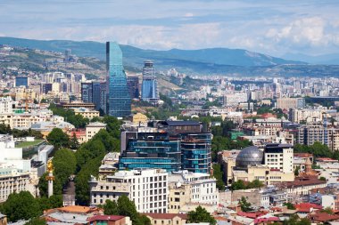 Güzel gökdelenleri olan büyük, modern bir şehrin havadan görünüşü. Kentsel yapı altyapısının geliştirilmesi.