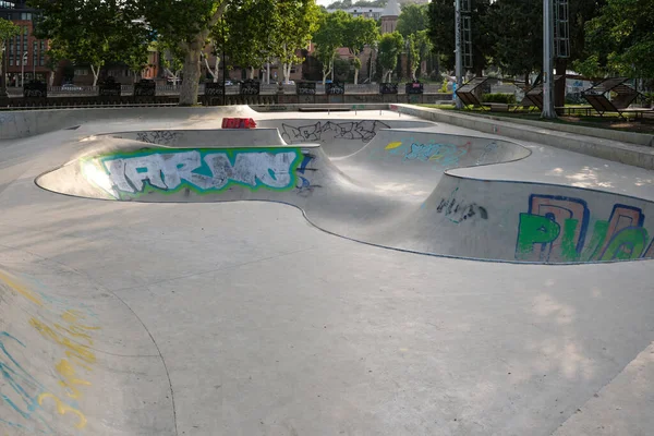 Κενή Περιοχή Βαμμένη Χρωματιστά Γκράφιτι Για Skateboarding Rollerblading Στο Πάρκο — Φωτογραφία Αρχείου