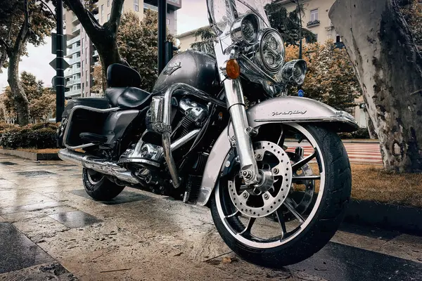 Легендарный Мотоцикл Harley Davidson Каркасной Выхлопной Системой Тюнинга Городской Улице — стоковое фото