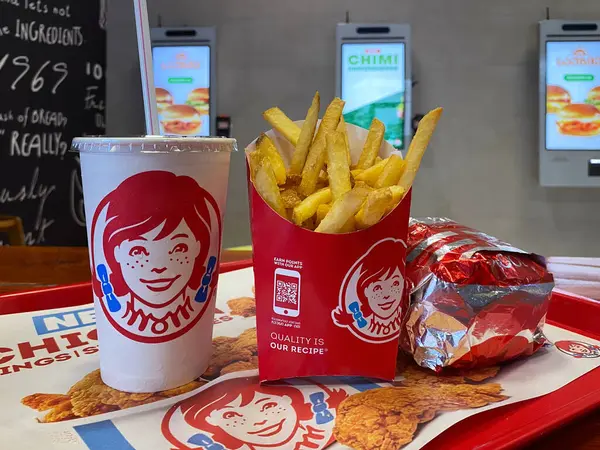 Wendys fast food restoranında 14 Temmuz 2023 'te Batumi, Georgia' da bir tepside patates kızartması, içecek ve burger..