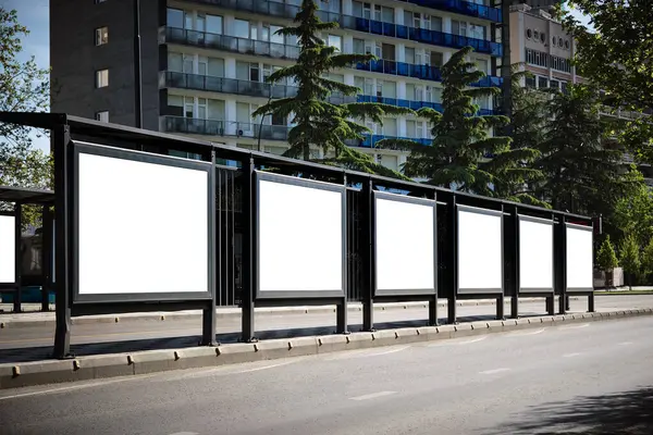 Grande Parada Ônibus Uma Cidade Moderna Com Banners Publicitários Branco — Fotografia de Stock