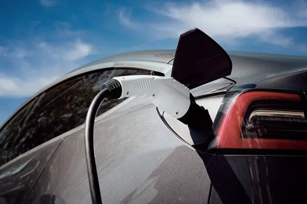 Zbliżenie Pięknego Czarnego Elektrycznego Samochodu Ładującego Się Piękne Niebo Chmurami — Zdjęcie stockowe