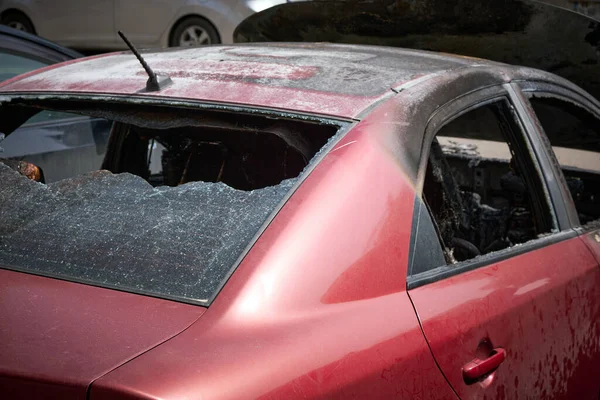 燃えた車体と壊れた窓のクローズアップ — ストック写真