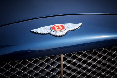 Bentley logosunun, uluslararası bir otel olan Tiflis, Gürcistan 'da 14 Mart 2023' te bir sokak parkında mavi bir arabanın üzerindeki görüntüsü..