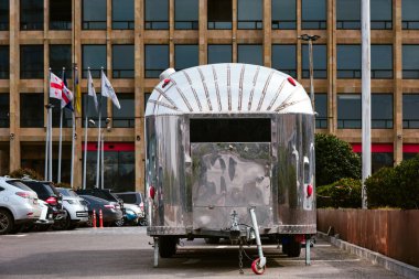 Gürcistan 'ın Tiflis kentindeki otelin otoparkındaki güzel krom renkli karavan ya da seyahat karavanı - 14 Mart 2023.