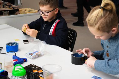 Çocuklar 3 boyutlu silah kullanarak oyuncak üretiminde çalışırlar. Rostov, Rusya 'daki robotlar sergisinde - 2 Ocak 2023