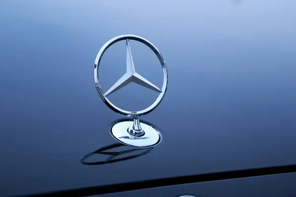 Крупный План Логотипа Марки Автомобиля Mercedes Benz Автомобиле Уличной Парковке — стоковое фото