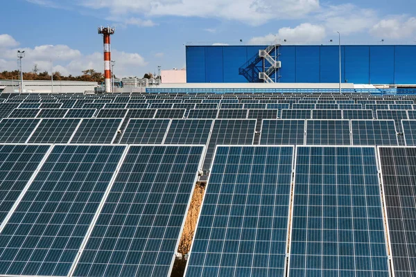 Viele Industrielle Sonnenkollektoren Zur Stromerzeugung Auf Dem Hintergrund Eines Unternehmens — Stockfoto