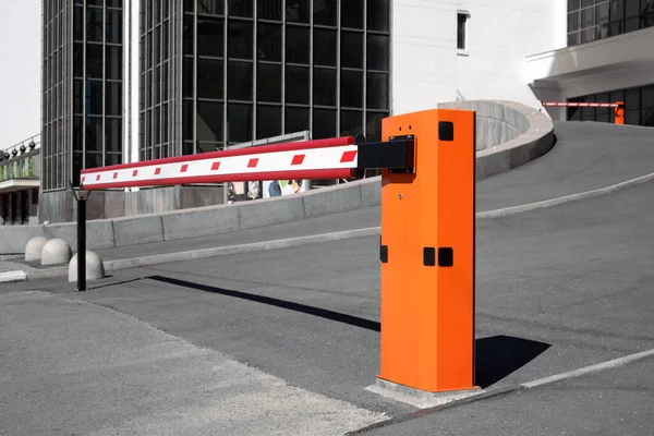 Várias Barreiras Automáticas Entrada Estacionamento Perto Edifício Público Organização Tráfego — Fotografia de Stock