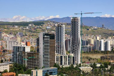 Şehrin prestijli bir bölgesinde, Tiflis, Gürcistan 'da 9 Nisan 2023' te ilginç bir tasarımı olan yeni bir konut kompleksinin inşasının en üst görüntüsü.