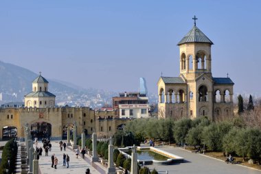 Kutsal Üçlü 'nün Tiflis Katedrali, kısaca Sameba, Gürcistan' ın ana Ortodoks Hıristiyan katedrali. Katedralin çan kulesinin manzarası. Tiflis, Gürcistan - 01 / 19 / 2023.
