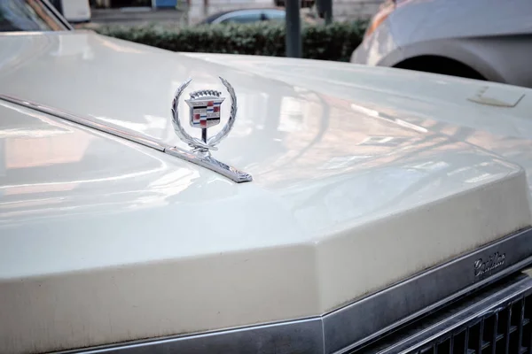 Close Uma Placa Identificação Cromada Capa Carro Cadillac Retro Cor — Fotografia de Stock