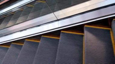 Yürüyen merdivenin basamaklarının hareketi. İş merkezinde, alışveriş merkezinde ya da havaalanında boş yürüyen merdivenler. Boş kamusal alanlar.