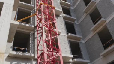Yeni bir yüksek katlı konut kompleksinin yakın plan inşaatı.