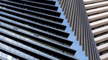 Yan yana bulunan iki yüksek katlı ofis binasının güzel geometrik şekli. Modern gökdelen.