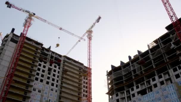 Budowa Nowego Nowoczesnego Kompleksu Mieszkalnego Pracownicy Wylewają Beton — Wideo stockowe