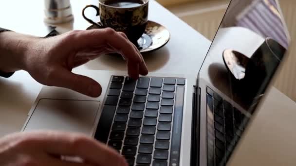 Bilgisayarla Çalışan Sabah Kahvesini Mutfağında Içen Bir Adamın Yakın Çekimi — Stok video