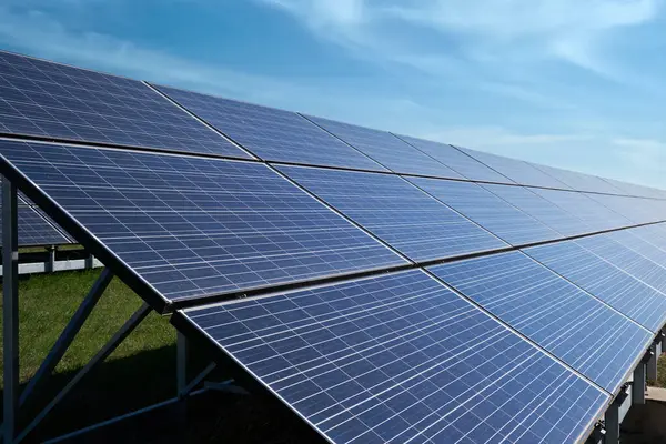 Şehir sokaklarını ve yolları aydınlatmak için elektrik üretimi için endüstriyel güneş paneli bulutlu güzel bir gökyüzünün arka planına karşı.