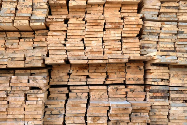 建設と生産のためのさまざまなサイズの木製板の大きな倉庫 — ストック写真