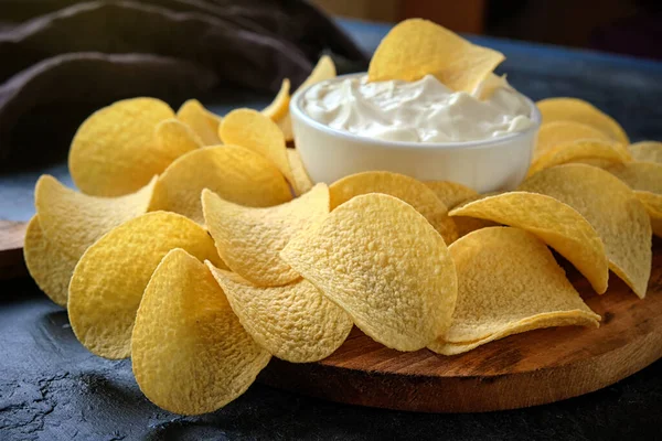 Close Beautiful Potato Chips Sauce White Bowl Wooden Cutting Board — Stock Photo, Image
