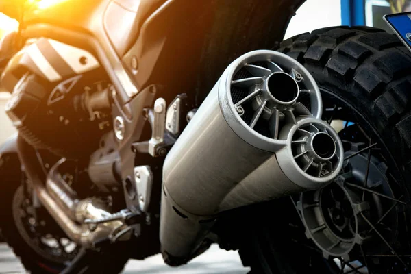 Крупный План Современного Мотоциклетного Двигателя Каркасной Выхлопной Системой Настройки Городской — стоковое фото