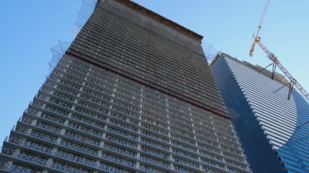 Budowa Nowego Nowoczesnego Kompleksu Mieszkalnego Kilka Wieżowców Mieszkalnych Przeciwko Pięknemu — Wideo stockowe