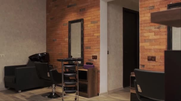 Schönes Interieur Eines Kleinen Schönheitssalons Loft Stil Arbeitsplatz Eines Friseurs — Stockvideo