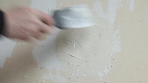 Een Man Pleistert Een Beschadigde Muur Een Kamer Met Een — Stockvideo