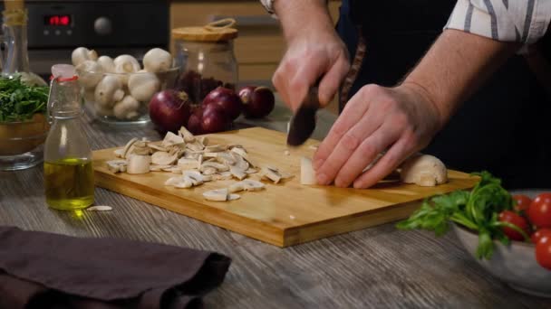 Człowiek Kroi Grzyby Drewnianej Desce Stole Warzywami Daniami Gotowanie Obiadu — Wideo stockowe
