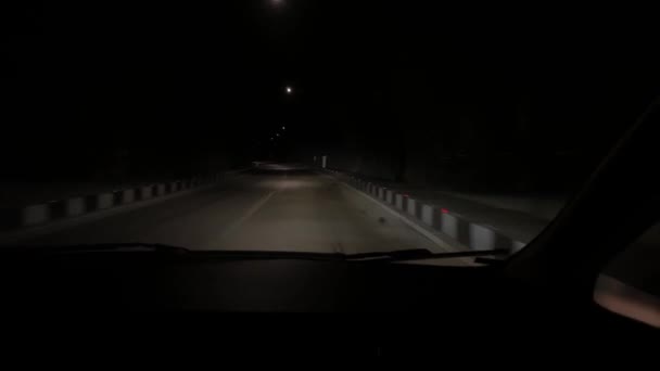 Een Personenauto Rijdt Door Een Bergtunnel Zicht Vanuit Het Passagiersraam — Stockvideo