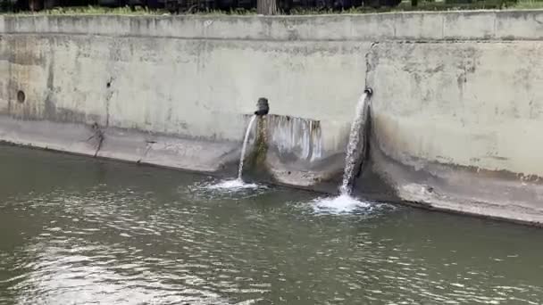 Descarga Aguas Residuales Río Una Zona Industrial Ciudad Problemas Ecología — Vídeos de Stock