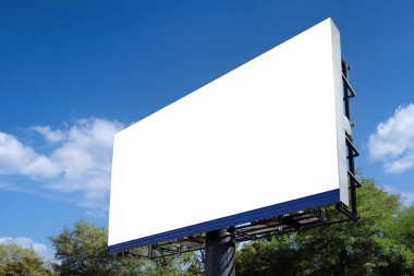 Şehrin sokaklarında reklam için büyük bir bilgi sergisi, yeşil ağaçların ve güzel gökyüzünün arka planına karşı..