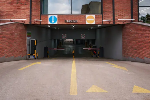 市区地下停车场入口的自动屏障 — 图库照片