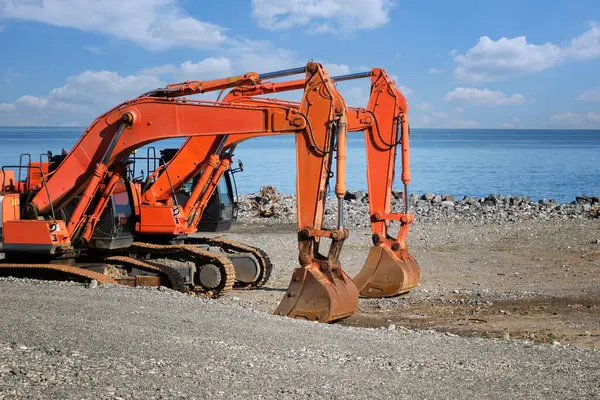 Duas Escavadoras Com Baldes Abaixados Estão Praia Preparação Para Construção — Fotografia de Stock