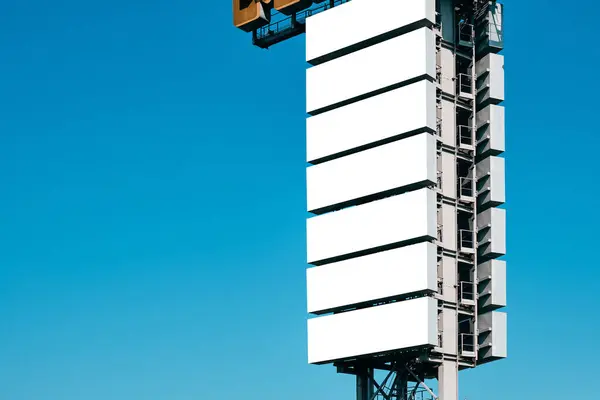 Eine Große Plakatwand Mit Verschiedenen Bildschirmen Vor Klarem Himmel Design — Stockfoto