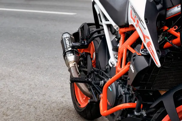 Acercamiento Moderno Motor Motocicleta Con Marco Sistema Escape Afinado Una —  Fotos de Stock