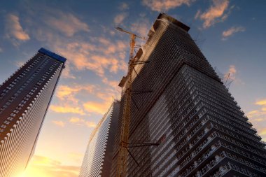 Alt manzara. Yeni bir konut inşaatı. İnşaat sırasında bir binanın ön cephesinde iskele..