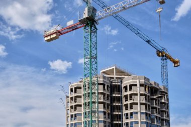 Yeni bir modern konut kompleksi inşaatı. Dekoratif öğeleri olan yüksek katlı bir bina..