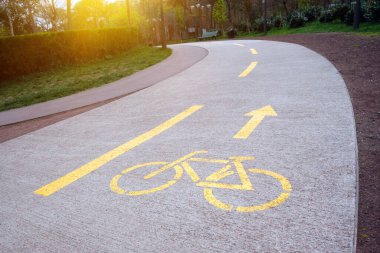 Şehir parkında sarı boya yolu üzerinde işaretlenmiş..